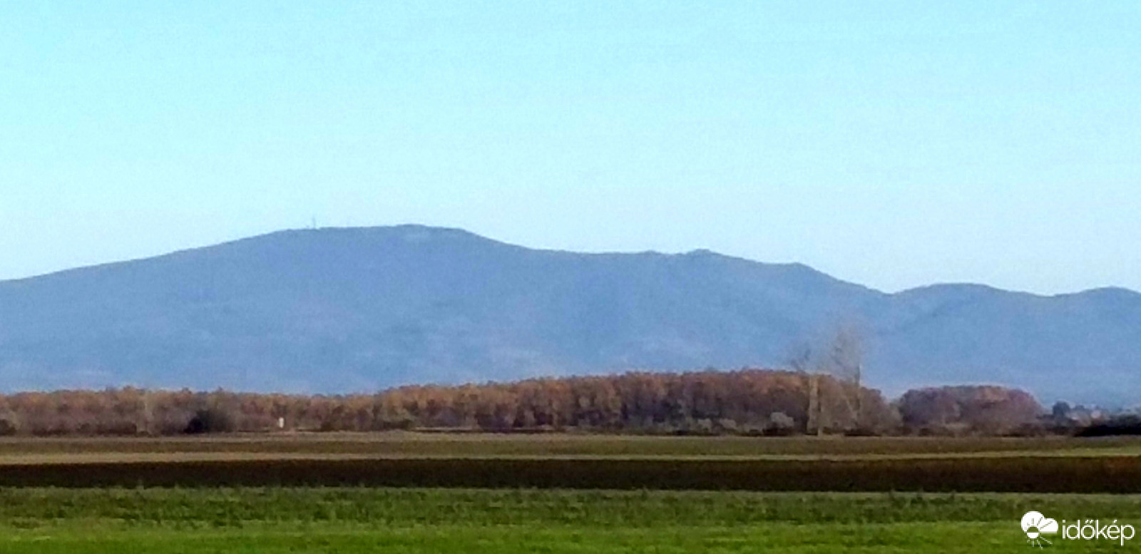 A kéklő Mátra látképe a Jászságból  