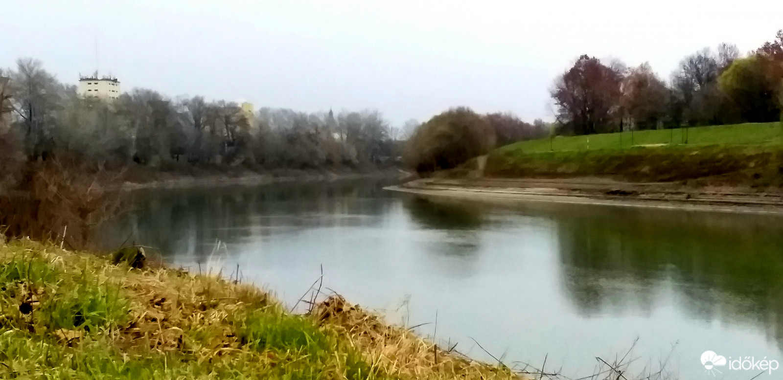 A Tisza szelíd, szótlan csendben