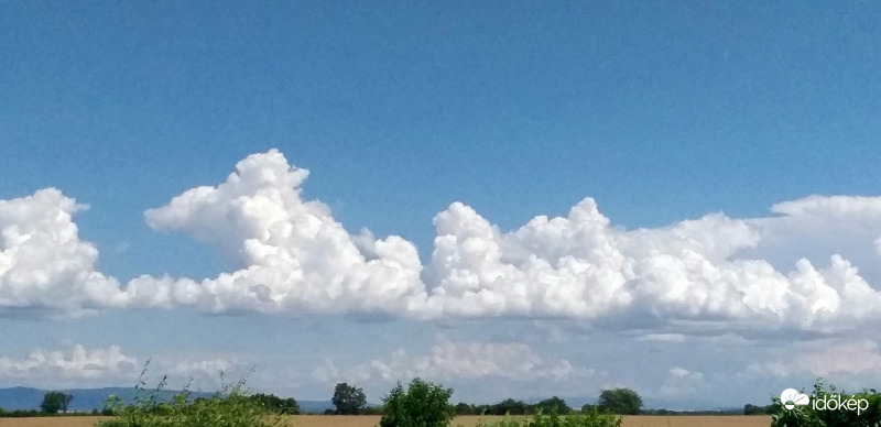 Felhő "hadoszlop" a Mátra és a Bükk előterében 