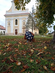 Gesztenye gyűjtő kis emberke 