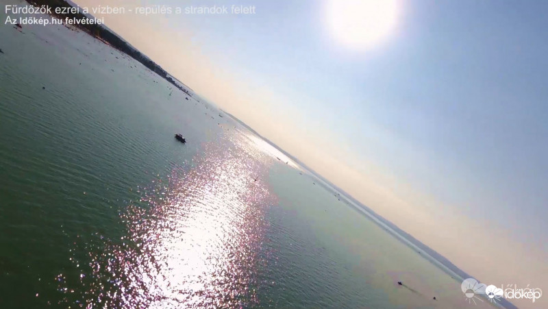 Fürdőzők ezrei a Balatonban - 1