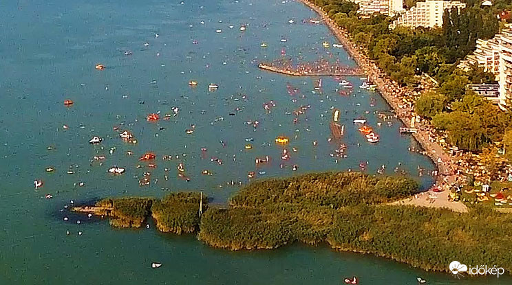 Fürdőzők ezrei a Balatonban - 10