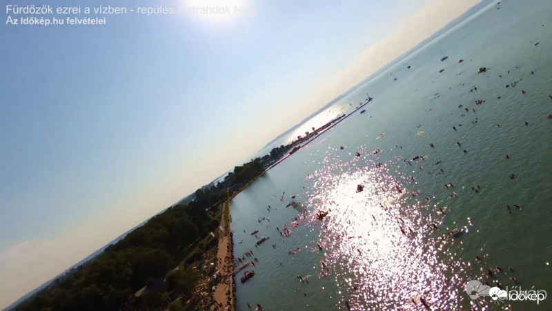 Fürdőzők ezrei a Balatonban - 4