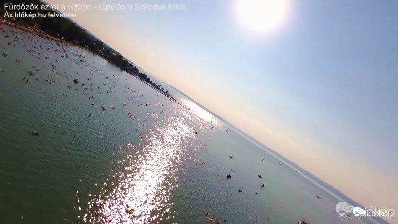 Fürdőzők ezrei a Balatonban - 5