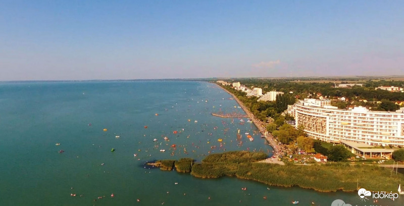 Fürdőzők ezrei a Balatonban - 6
