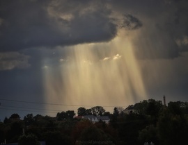 Ilyet se láttam még nagyon :) :)☺️. A nap megvilágította a távolban szakadó esőfüggönyt :))