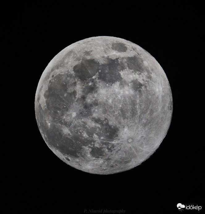 Telihold :) . Harmadik fotóm az űrtávcsővel ☺️. Sajnos nagyon megszivattak a felhők 