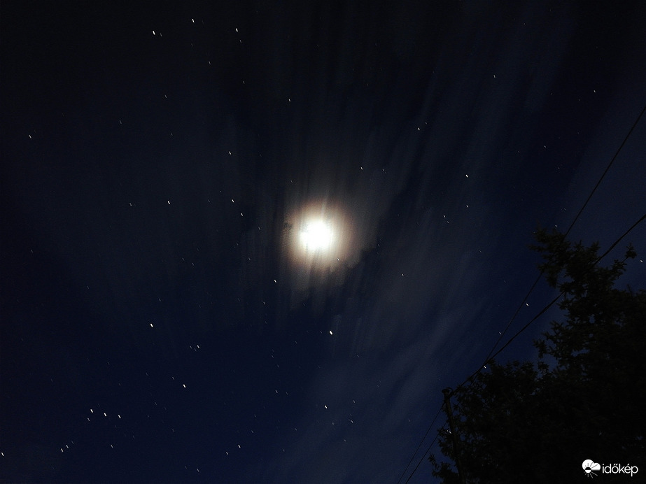 Felhős, csillagos égbolt Dévaványán 1