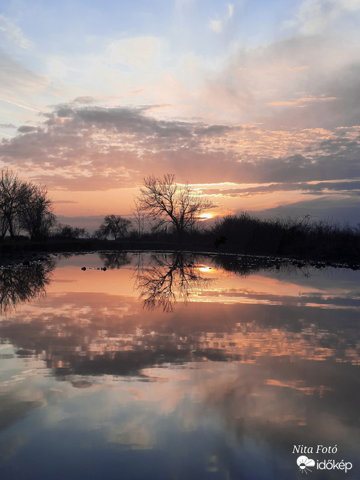 Tükörbe néz a lemenő nap