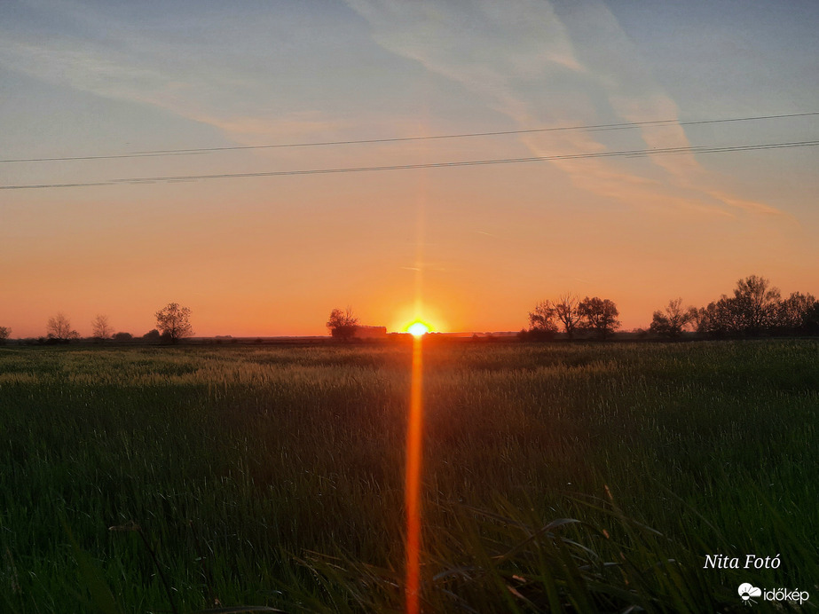 A lemenő nap sugara
