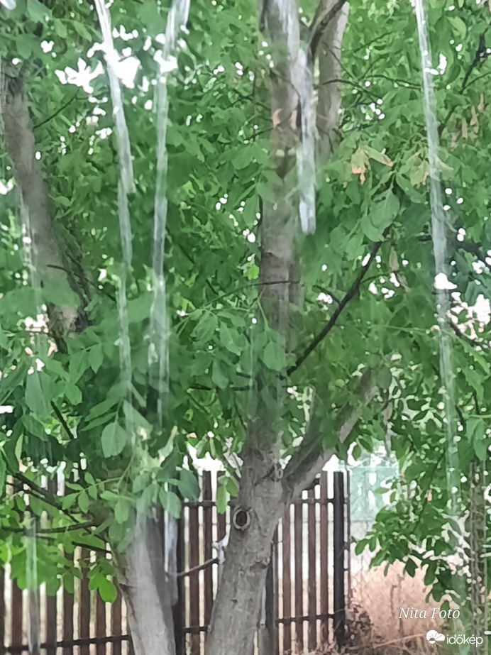 Végre a jól megérdemelt, kiadós eső Dévaványán!... 