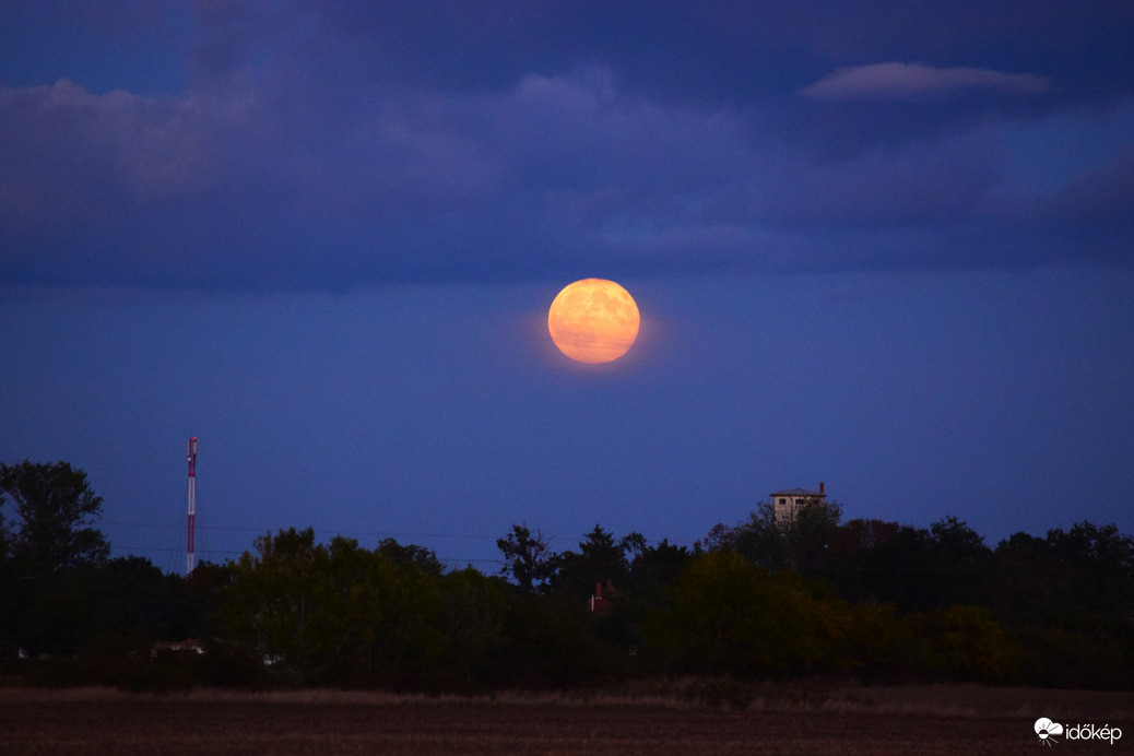 Telihold kelte Dévaványán