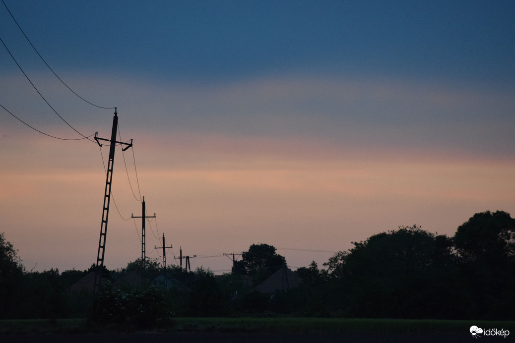 Mai napnyugta utáni színek Dévaványán 8