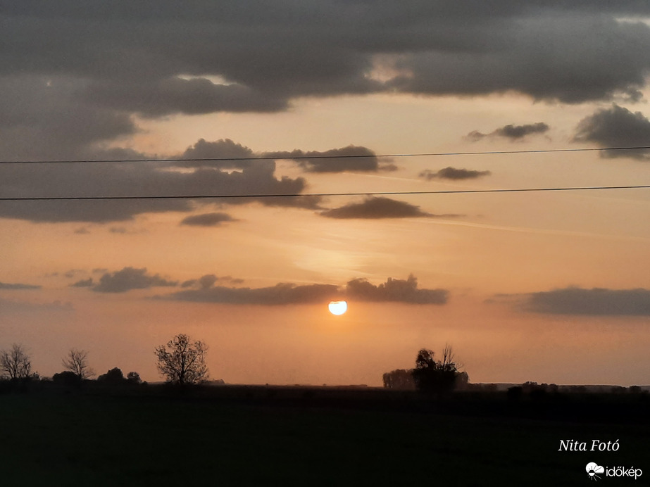 Lemenő nap a vihar ködében... 1