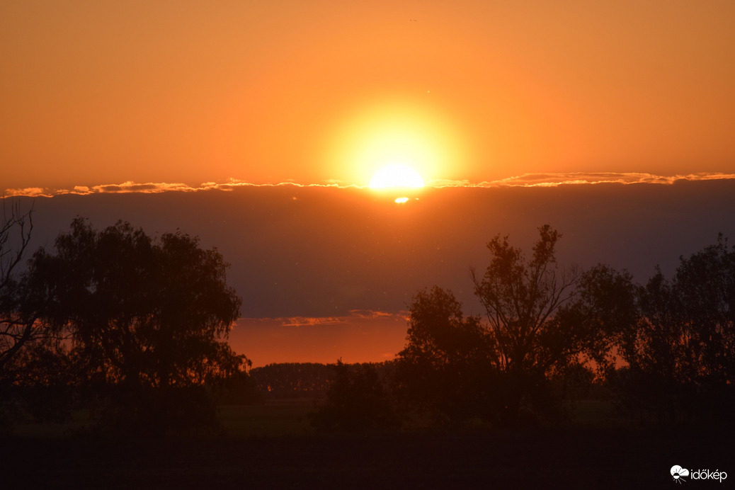 Elbújt a felhők közé...