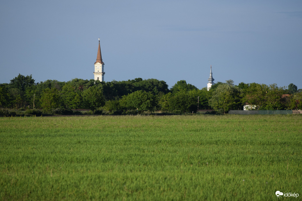 Dévaványa a távolból: Református & Katolikus templom! :)