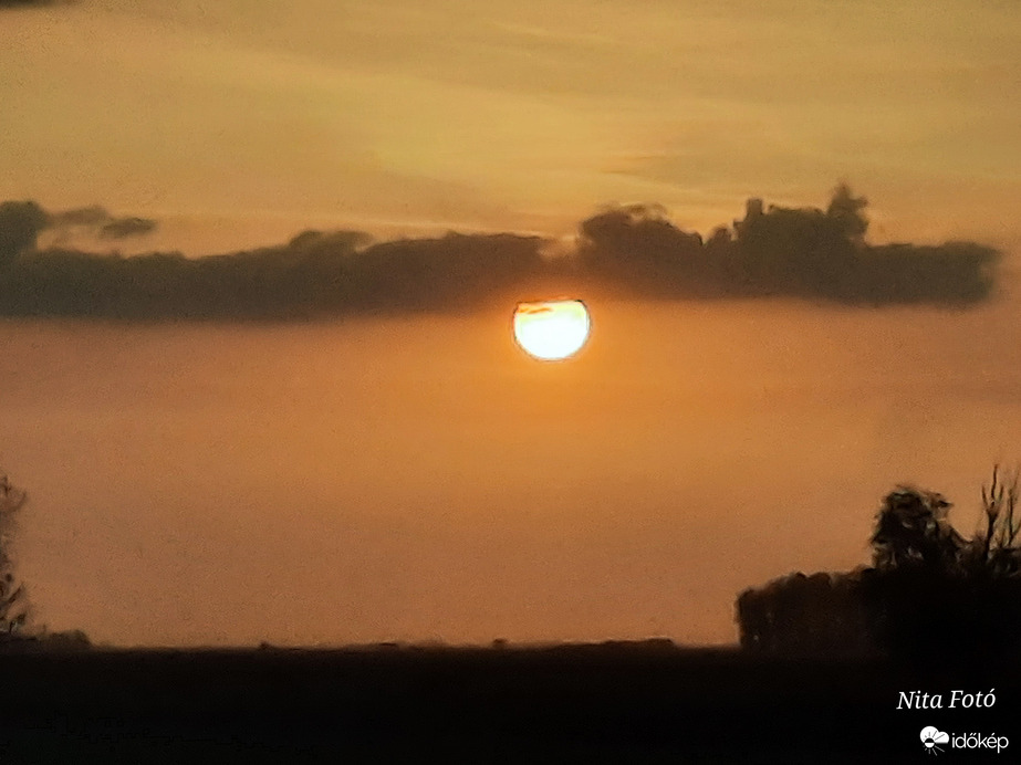 Lemenő nap a vihar ködében... 2
