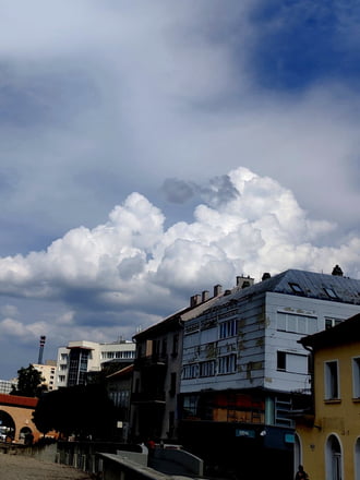 Tornyosuló felhők