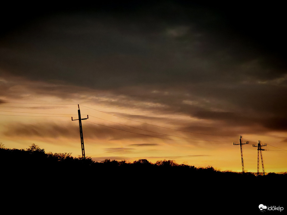 A lenyugvó nap fényében.