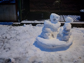 Hóember család-Utcabeli gyerekek készítették. 