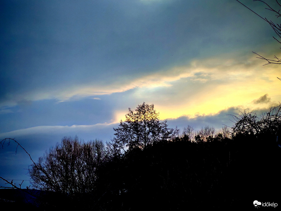 Reggeli felhőkép. 1