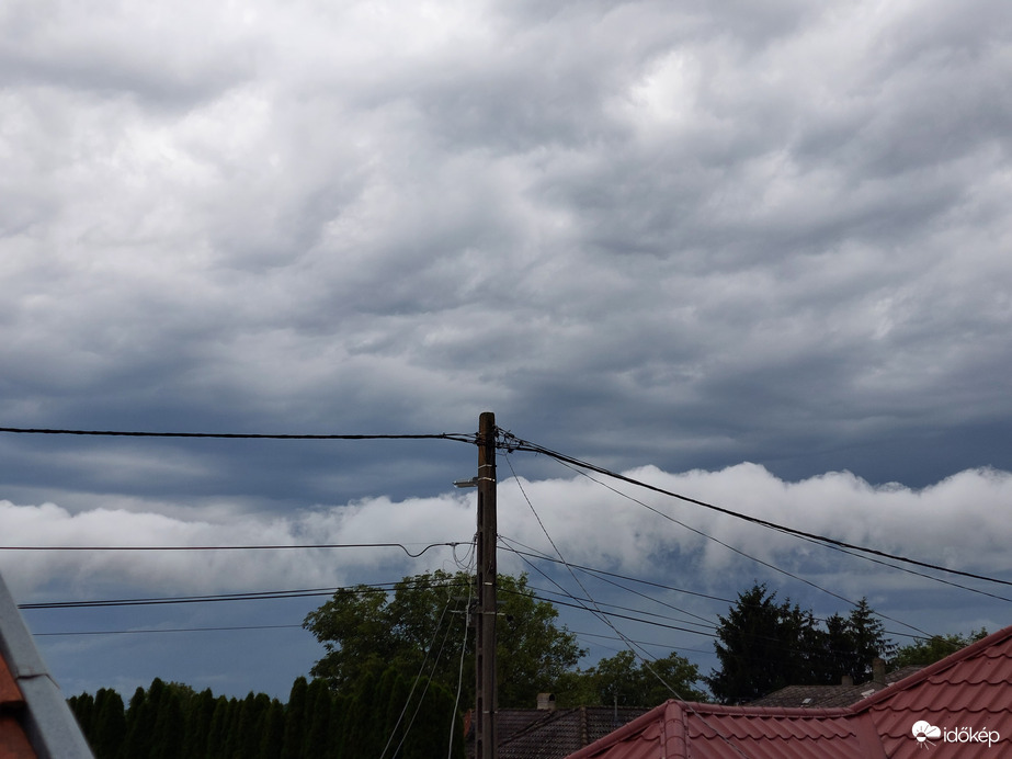 Szinte percről-percre változik az égkép 