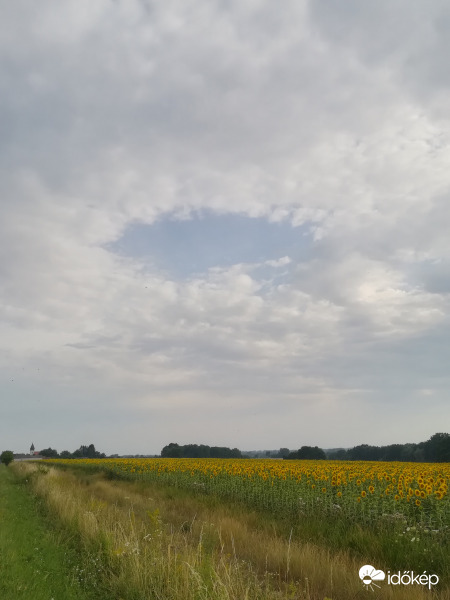 Fentről figyelnek minket 