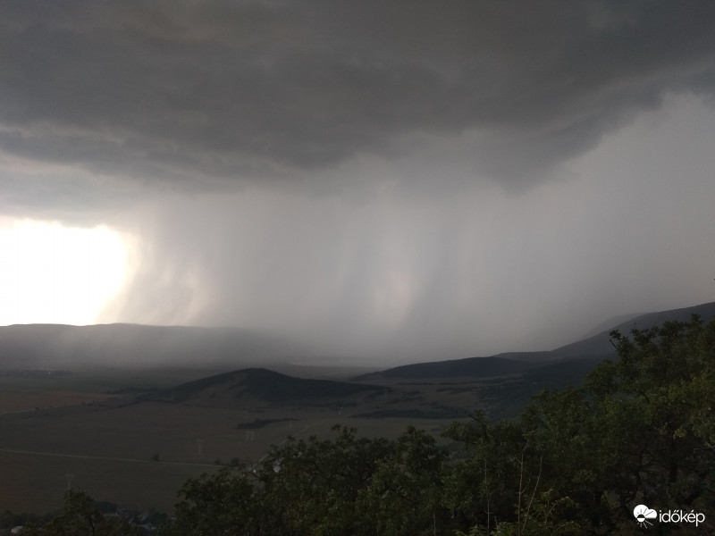 Esőfal a szádelői völgy előtt