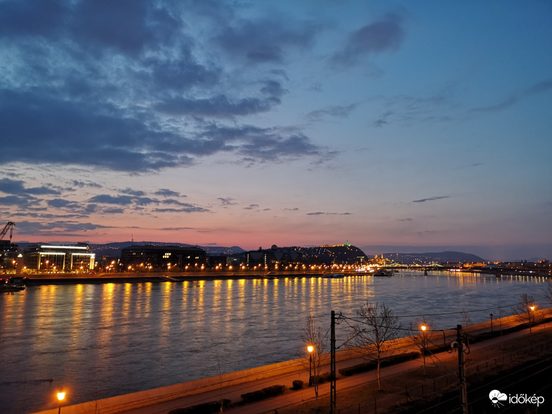 Naplemente Bábel tornyából