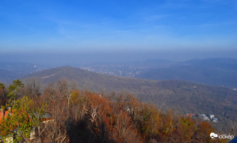 Ködbe burkolózott város