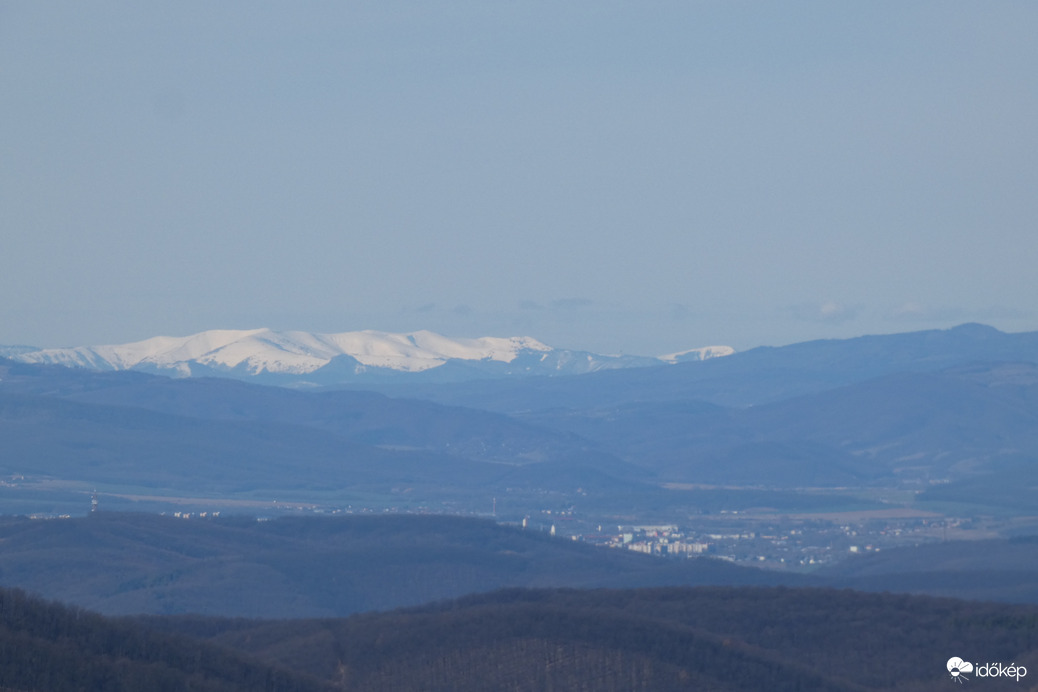 Losonc és  háttérben a Fátra