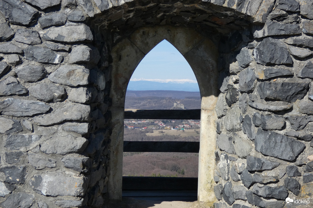 Salgóvárból a Somoskői vár, háttérben a Tátra_1