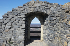 Salgóvárból a Somoskői vár, háttérben a Tátra_2