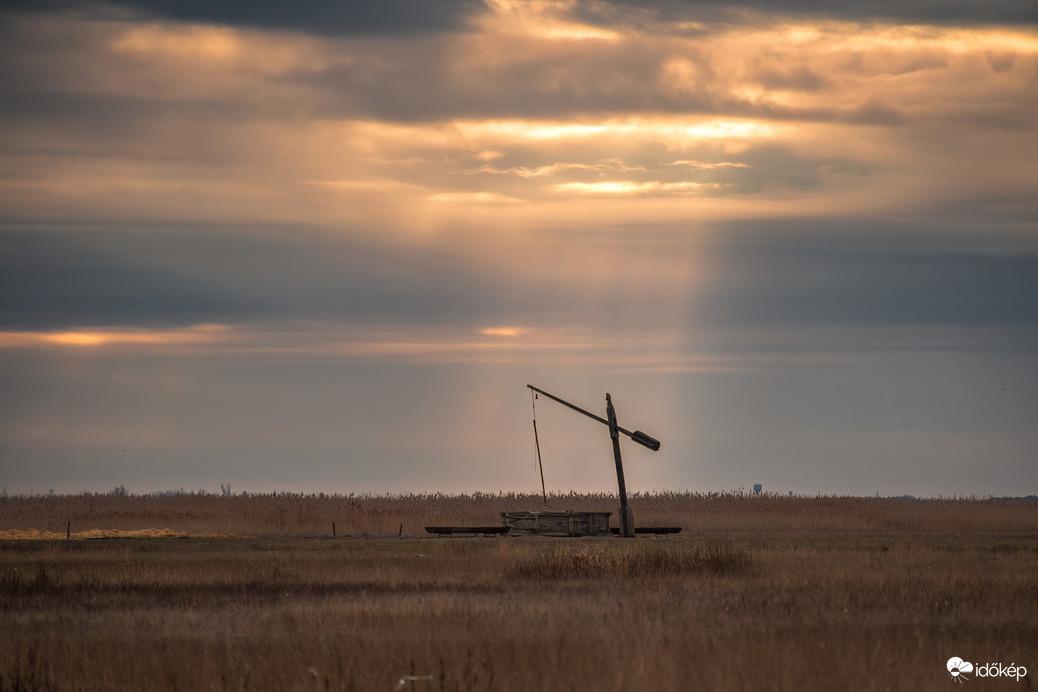 Gémeskút a felhők résein átszűrődő fényben