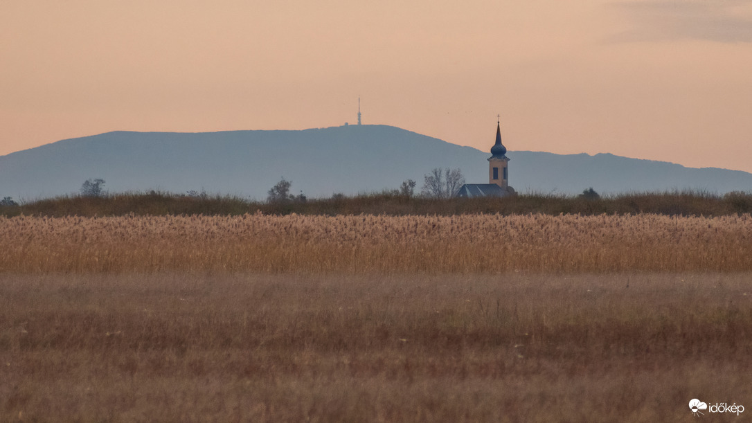 Mátra és a nagyiváni katolikus templom