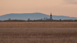 Mátra és a nagyiváni katolikus templom