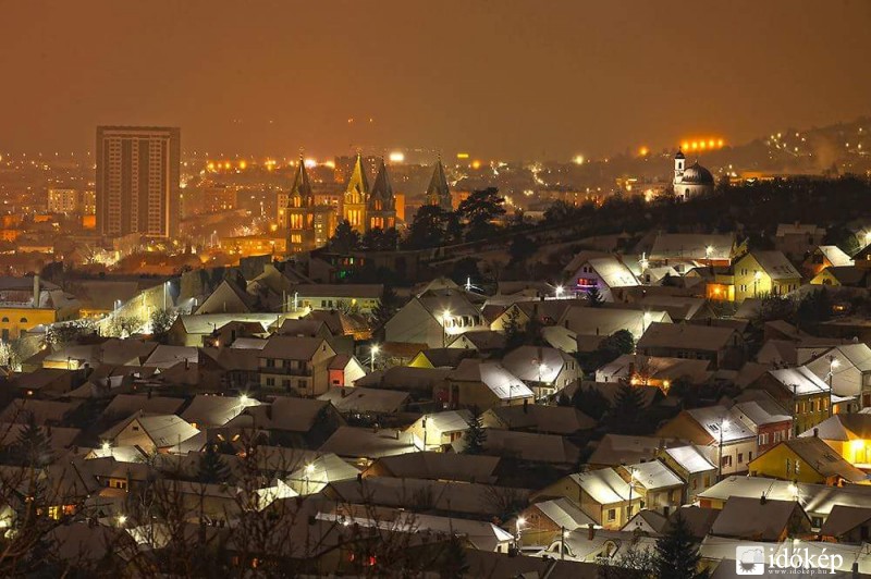 Egyik barátom küldte a fotót ezelőtt 2 órája Pécsről. Meseszép.