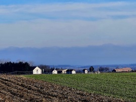 Fertő tó körüli ködtenger széle - kék mező látképe Peresznyéről nézve
