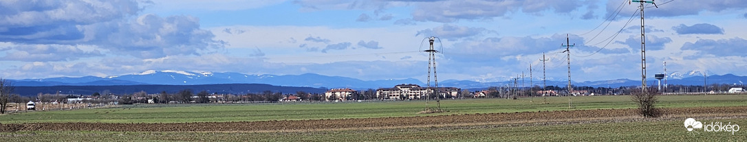 Alpok havas hegyei Bőből nézve előtérben Bükfürdővel