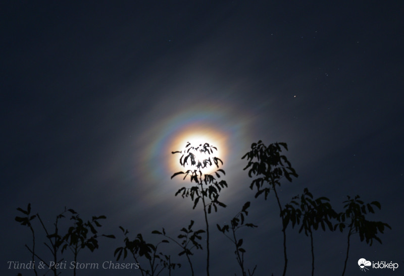 Tegnap éjjeli holdkoszorú