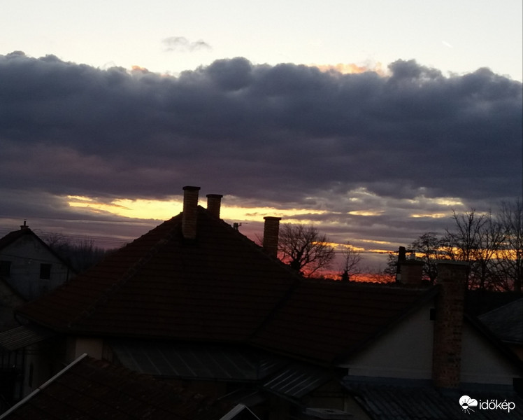 Monoron már alkonyodik.