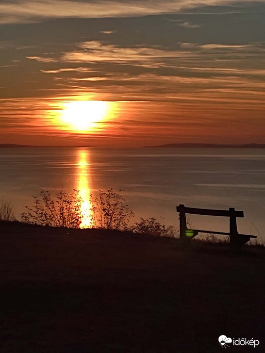 "Már a Nap is lemenőben, tűzet rakott a felhőben" (Arany János)