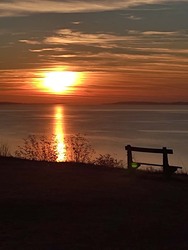 "Már a Nap is lemenőben, tűzet rakott a felhőben" (Arany János)