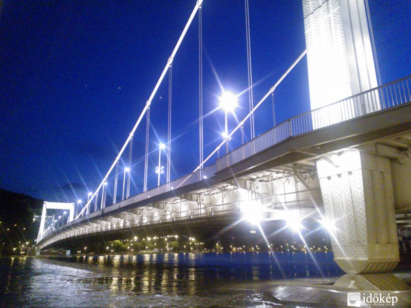 Az Erzsébet híd lábánál