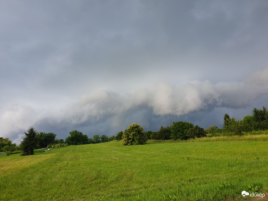 Közelgő szörnyeteg 