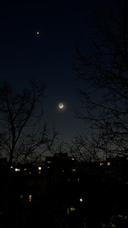 Alkonyi holdsarló földfénnyel