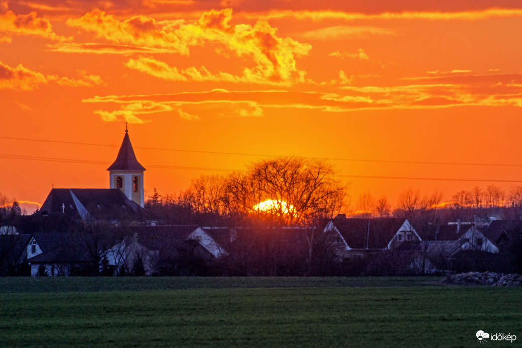 Faluszéli naplemente