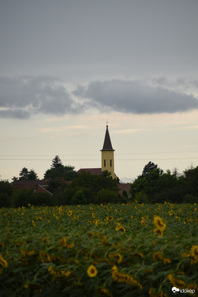 Templomunk felett hirtelen komor felhők jelentek meg