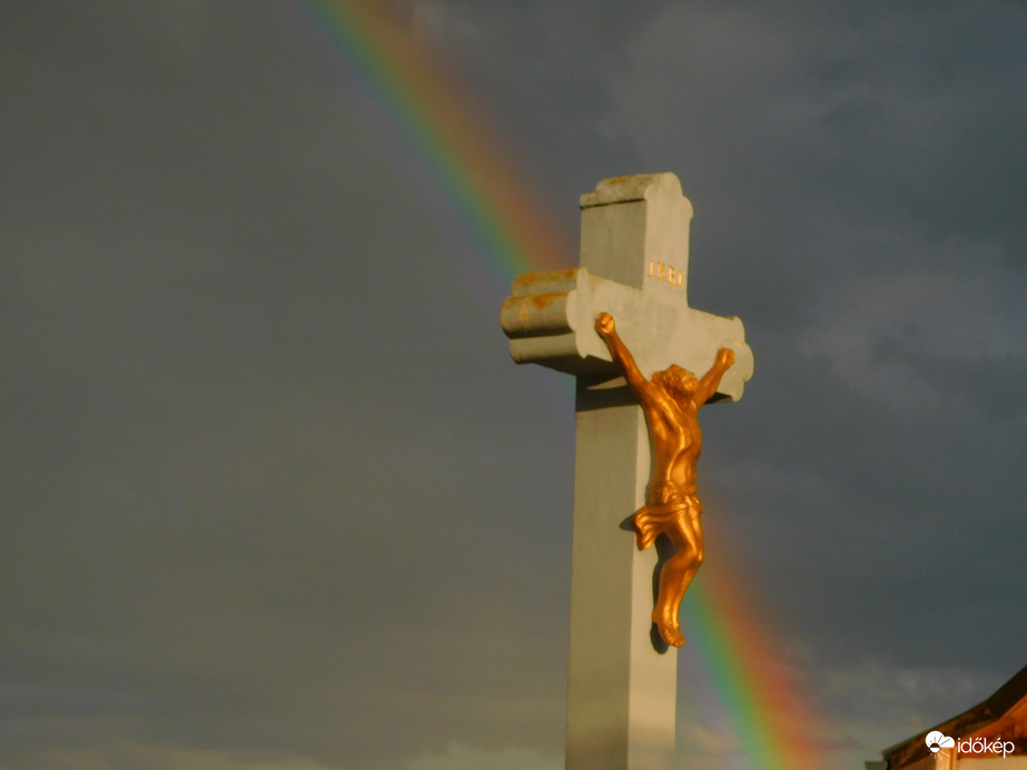 Szivárvány és Krisztus szobor