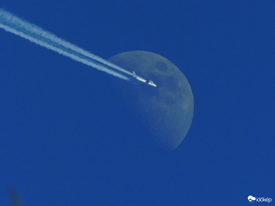 Egy repülőgép útja a holdon át.